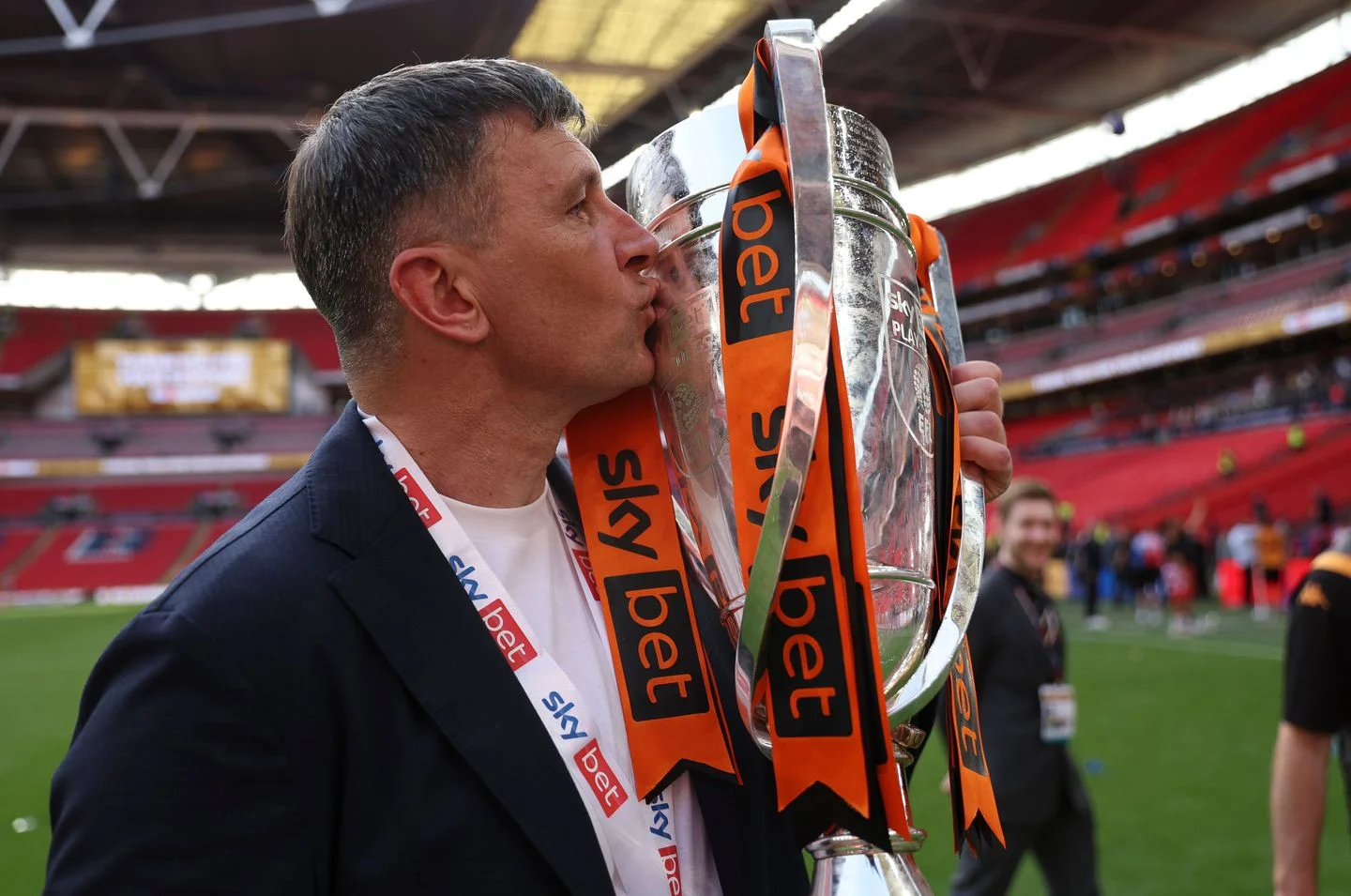 Coach Jakirović signs new Hull deal after perfect EPL start